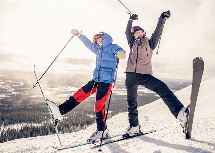 People Skiing in Snow 1 Pregătirea Suprafeței: Clientul este responsabil pentru pregătirea optimă a suprafeței înainte de imprimare, asigurându-se că aceasta este curată, uscată, netedă și compatibilă cu printul mural, indiferent de material.